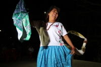 Jueves 13 de febrero del 2014. Tuxtla Gutiérrez. La vestimenta tradicional oaxaqueña es apreciada por los visitantes de la Plaza Central durante los eventos culturales que son presentados en la muestra denominando Guelaguetza en Chiapas 2014. Jueves 13 de febrero del 2014. Tuxtla Gutiérrez. La vestimenta tradicional oaxaqueña es apreciada por los visitantes de la Plaza Central durante los eventos culturales que son presentados en la muestra denominando Guelaguetza en Chiapas 2014.