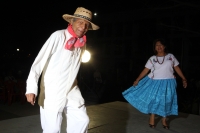 Jueves 13 de febrero del 2014. Tuxtla Gutiérrez. La vestimenta tradicional oaxaqueña es apreciada por los visitantes de la Plaza Central durante los eventos culturales que son presentados en la muestra denominando Guelaguetza en Chiapas 2014.