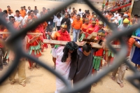 Viernes 18 de abril del 2014. Cintalapa de Figueroa. Los internos del Centro de Readaptación Social El Amate realizan la representación del viacrucis según la tradición católica dentro de los patios centrales de este penal ubicado en la depresión central 