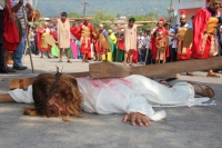 Foto/Rafa Velasco Salas. Domingo 24 de abril. La representación de la pasión y muerte de Jesús se llevo a cabo en las avenidas de la ciudad de Pichucalco con la participación de cientos de feligreses.