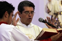Domingo 8 de mayo. José Luis Aguilera, vicario General de la diócesis de Tuxtla Gutiérrez oficia la misa dominical durante el viaje del arzobispo Rogelio Cabrera al vaticano.