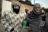 Jueves 22 de enero del 2015. Suchiapa. La Viejada de San Sebastián. Los danzantes tradicionales de esta comunidad de la depresión central del estado de Chiapa, bailan en las calles haciendo sátira de personajes públicos, vestidos como mujeres y mezclándos