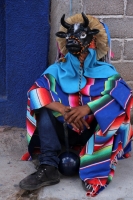 Viernes 20 de enero del 2017. Suchiapa. Los danzantes representando con vistosos trajes de personajes de la vida social se mezclan con quienes usan la vestimenta tradicional del Parachico y El Torito durante los festejos del recorrido en honor a San Sebas