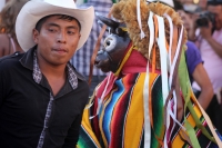 Viernes 20 de enero del 2017. Suchiapa. Los danzantes representando con vistosos trajes de personajes de la vida social se mezclan con quienes usan la vestimenta tradicional del Parachico y El Torito durante los festejos del recorrido en honor a San Sebas