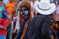 Viernes 20 de enero del 2017. Suchiapa. Los danzantes representando con vistosos trajes de personajes de la vida social se mezclan con quienes usan la vestimenta tradicional del Parachico y El Torito durante los festejos del recorrido en honor a San Sebas Viernes 20 de enero del 2017. Suchiapa. Los danzantes representando con vistosos trajes de personajes de la vida social se mezclan con quienes usan la vestimenta tradicional del Parachico y El Torito durante los festejos del recorrido en honor a San Sebas