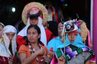 Viernes 20 de enero del 2017. Suchiapa. Los danzantes representando con vistosos trajes de personajes de la vida social se mezclan con quienes usan la vestimenta tradicional del Parachico y El Torito durante los festejos del recorrido en honor a San Sebas