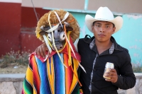 Viernes 20 de enero del 2017. Suchiapa. Los danzantes representando con vistosos trajes de personajes de la vida social se mezclan con quienes usan la vestimenta tradicional del Parachico y El Torito durante los festejos del recorrido en honor a San Sebas
