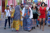 Viernes 20 de enero del 2017. Suchiapa. Los danzantes representando con vistosos trajes de personajes de la vida social se mezclan con quienes usan la vestimenta tradicional del Parachico y El Torito durante los festejos del recorrido en honor a San Sebas