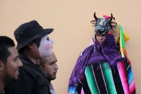 Viernes 20 de enero del 2017. Suchiapa. Los danzantes representando con vistosos trajes de personajes de la vida social se mezclan con quienes usan la vestimenta tradicional del Parachico y El Torito durante los festejos del recorrido en honor a San Sebas