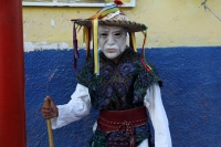 Viernes 20 de enero del 2017. Suchiapa. Los danzantes representando con vistosos trajes de personajes de la vida social se mezclan con quienes usan la vestimenta tradicional del Parachico y El Torito durante los festejos del recorrido en honor a San Sebas