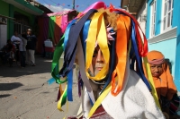 Viernes 20 de enero del 2017. Suchiapa. Los danzantes representando con vistosos trajes de personajes de la vida social se mezclan con quienes usan la vestimenta tradicional del Parachico y El Torito durante los festejos del recorrido en honor a San Sebas