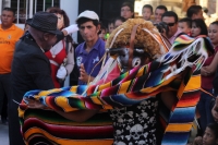 Viernes 20 de enero del 2017. Suchiapa. Los danzantes representando con vistosos trajes de personajes de la vida social se mezclan con quienes usan la vestimenta tradicional del Parachico y El Torito durante los festejos del recorrido en honor a San Sebas