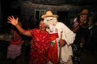 Lunes 30 de diciembre del 2013. San Fernando. Los Viejitos es la danza tradicional de origen istmeño que realizan los jóvenes de la comunidad ribereña del Grijalva El Carmelo donde con gritos y danzas los personajes recorren las casas de los pobladores an