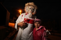 Lunes 30 de diciembre del 2013. San Fernando. Los Viejitos es la danza tradicional de origen istmeño que realizan los jóvenes de la comunidad ribereña del Grijalva El Carmelo donde con gritos y danzas los personajes recorren las casas de los pobladores an