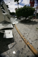 Daños materiales ocasionó el fuerte viento esta mañana en la ciudad de Tuxtla Gutiérrez, los cuales derrumbaron un espectacular y obligaron a retirar varias carpas de las instalaciones del Mercado Temporal del centro de la capital del estado de Chiapas.