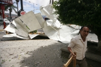 Daños materiales ocasionó el fuerte viento esta mañana en la ciudad de Tuxtla Gutiérrez, los cuales derrumbaron un espectacular y obligaron a retirar varias carpas de las instalaciones del Mercado Temporal del centro de la capital del estado de Chiapas.