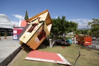 Lunes 5 de enero del 2015. Tuxtla Gutiérrez. La Villa navideña construida en el Parque Morelos-Bicentenario colapsa por los vientos de este medio día.
