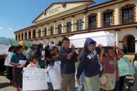 Foto/Miradasur. Domingo 16 de marzo del 2014. San Cristóbal de las Casas. El cuerpo del niño asesinado durante los hechos violentos del día de ayer en la comunidad San Antonio del Monte es llevado por las calles de San Cristóbal para exigir que se detenga