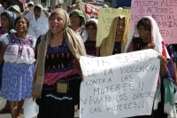 Jueves 25 de noviembre. Mujeres de diferentes organizaciones y regiones de Chiapas, marchan esta mañana desde la ciudad de San Cristóbal hacia la ciudad de Tuxtla Gutiérrez donde se manifiestan en las diferentes avenidas de esta ciudad, así como en las in