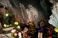 Ubicada a 5 kilómetros de la ciudad de San Cristóbal de las Casas, se ubica la comunidad Cruztón, paraje de origen Chamula donde se encuentra la Hermita de la Virgen de la Piedra, lugar donde los indígenas tsotsiles afirman que se puede observar la imagen