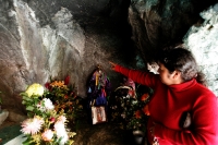 Ubicada a 5 kilómetros de la ciudad de San Cristóbal de las Casas, se ubica la comunidad Cruztón, paraje de origen Chamula donde se encuentra la Hermita de la Virgen de la Piedra, lugar donde los indígenas tsotsiles afirman que se puede observar la imagen