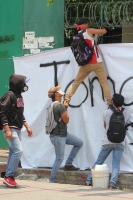 Miércoles 3 de mayo del 2017. Tuxtla Gutiérrez. Durante el tercer día del movimiento de resistencia social estudiantes realizan una manifestación en las instalaciones de la Secretaria de Educación de Chiapas mientras que normalistas y el magisterio se enc