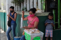 Volovanes para la contingencia. Las vendedoras de alimentos ofrecen sus productos a los visitantes del Hospital Regional Pascasio Gamboa durante la emergencia del #Covid-19 en #Chiapas