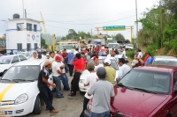 Gutiérrez/Taxistas de la ciudad de Yajalón en la zona norte del estado, realizan paros y bloqueos de las entradas de esta ciudad para evitar que el transporte foráneo baje el pasaje para poder transpórtalos al interior de esta localidad.