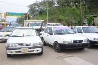 Gutiérrez/Taxistas de la ciudad de Yajalón en la zona norte del estado, realizan paros y bloqueos de las entradas de esta ciudad para evitar que el transporte foráneo baje el pasaje para poder transpórtalos al interior de esta localidad.