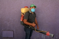 Martes 9 de febrero del 2016. Tuxtla Gutiérrez. Brigadistas del Sector Salud recorren las calles de las colonias de la capital del estado de Chiapas en la campaña de fumigación para la prevención de enfermedades transmitidas por vectores tales como el Zik