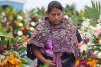 Viernes primero de noviembre del 2013. San Lorenzo Zinacantan. Las tumbas de las comunidades indígenas se visten de colores y música durante las celebraciones del día de muertos. Siempre he pensado que el Zinacanteco  Es un guardián que guarda sus pies en