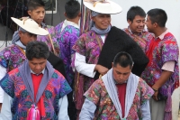 Viernes primero de noviembre del 2013. San Lorenzo Zinacantan. Las tumbas de las comunidades indígenas se visten de colores y música durante las celebraciones del día de muertos. Siempre he pensado que el Zinacanteco  Es un guardián que guarda sus pies en