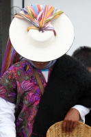 Viernes primero de noviembre del 2013. San Lorenzo Zinacantan. Las tumbas de las comunidades indígenas se visten de colores y música durante las celebraciones del día de muertos. Siempre he pensado que el Zinacanteco  Es un guardián que guarda sus pies en