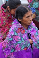 Viernes primero de noviembre del 2013. San Lorenzo Zinacantan. Las tumbas de las comunidades indígenas se visten de colores y música durante las celebraciones del día de muertos. Siempre he pensado que el Zinacanteco  Es un guardián que guarda sus pies en