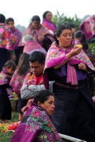 Lunes 2 de noviembre del 2015. San Lorenzo Zinacantan. Las familias indígenas Tsotsiles comparten frutas y alimentos según las costumbres y ritos propios de esta cultura de la región de Los altos de Chiapas.