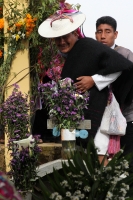 Lunes 2 de noviembre del 2015. San Lorenzo Zinacantan. Las familias indígenas Tsotsiles comparten frutas y alimentos según las costumbres y ritos propios de esta cultura de la región de Los altos de Chiapas.