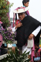 Lunes 2 de noviembre del 2015. San Lorenzo Zinacantan. Las familias indígenas Tsotsiles comparten frutas y alimentos según las costumbres y ritos propios de esta cultura de la región de Los altos de Chiapas.