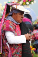 Lunes 2 de noviembre del 2015. San Lorenzo Zinacantan. Las familias indígenas Tsotsiles comparten frutas y alimentos según las costumbres y ritos propios de esta cultura de la región de Los altos de Chiapas.