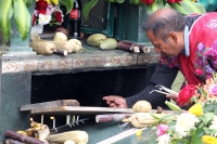 Lunes 2 de noviembre del 2015. San Lorenzo Zinacantan. Las familias indígenas Tsotsiles comparten frutas y alimentos según las costumbres y ritos propios de esta cultura de la región de Los altos de Chiapas.