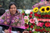 Lunes 2 de noviembre del 2015. San Lorenzo Zinacantan. Las familias indígenas Tsotsiles comparten frutas y alimentos según las costumbres y ritos propios de esta cultura de la región de Los altos de Chiapas.