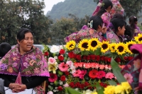 Lunes 2 de noviembre del 2015. San Lorenzo Zinacantan. Las familias indígenas Tsotsiles comparten frutas y alimentos según las costumbres y ritos propios de esta cultura de la región de Los altos de Chiapas.