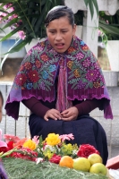 Lunes 2 de noviembre del 2015. San Lorenzo Zinacantan. Las familias indígenas Tsotsiles comparten frutas y alimentos según las costumbres y ritos propios de esta cultura de la región de Los altos de Chiapas.