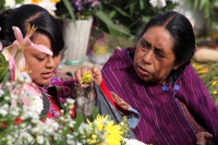 Lunes 2 de noviembre del 2015. San Lorenzo Zinacantan. Las familias indígenas Tsotsiles comparten frutas y alimentos según las costumbres y ritos propios de esta cultura de la región de Los altos de Chiapas.