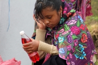 Lunes 2 de noviembre del 2015. San Lorenzo Zinacantan. Las familias indígenas Tsotsiles comparten frutas y alimentos según las costumbres y ritos propios de esta cultura de la región de Los altos de Chiapas.