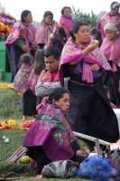 Lunes 2 de noviembre del 2015. San Lorenzo Zinacantan. Las familias indígenas Tsotsiles comparten frutas y alimentos según las costumbres y ritos propios de esta cultura de la región de Los altos de Chiapas.