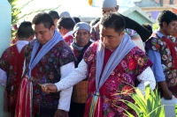 Viernes 2 de noviembre del 2018. San Lorenzo Zinacantan. La solemnidad y colorido de las costumbres de los pueblos tsotsiles llena de luz las celebraciones del dí­a de muertos en el panteón de la comunidad de Zinacantan.