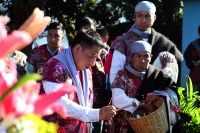 Viernes 2 de noviembre del 2018. San Lorenzo Zinacantan. La solemnidad y colorido de las costumbres de los pueblos tsotsiles llena de luz las celebraciones del dí­a de muertos en el panteón de la comunidad de Zinacantan.