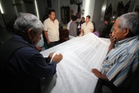 Sábado 5 de enero del 2013. Tuxtla Gutiérrez, Chiapas. Los priostes de la comunidad Zoque realizan la limpia de la Replica de San Pascual Bailón esta madrugada.