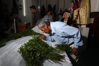 Sábado 5 de enero del 2013. Tuxtla Gutiérrez, Chiapas. Los priostes de la comunidad Zoque realizan la limpia de la Replica de San Pascual Bailón esta madrugada.