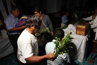 Sábado 5 de enero del 2013. Tuxtla Gutiérrez, Chiapas. Los priostes de la comunidad Zoque realizan la limpia de la Replica de San Pascual Bailón esta madrugada.